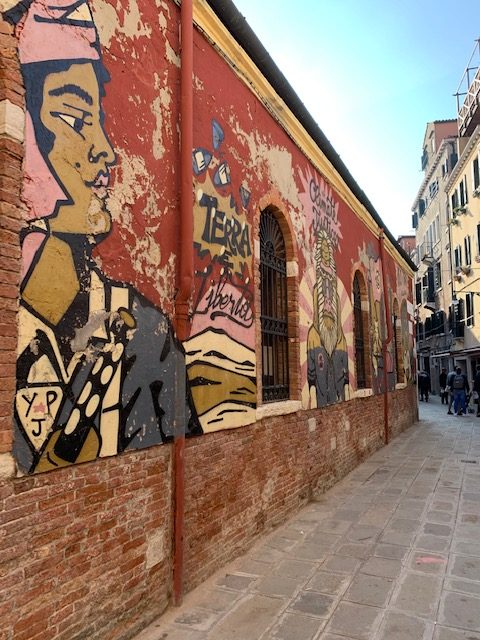 rue de Venise et ses fresques