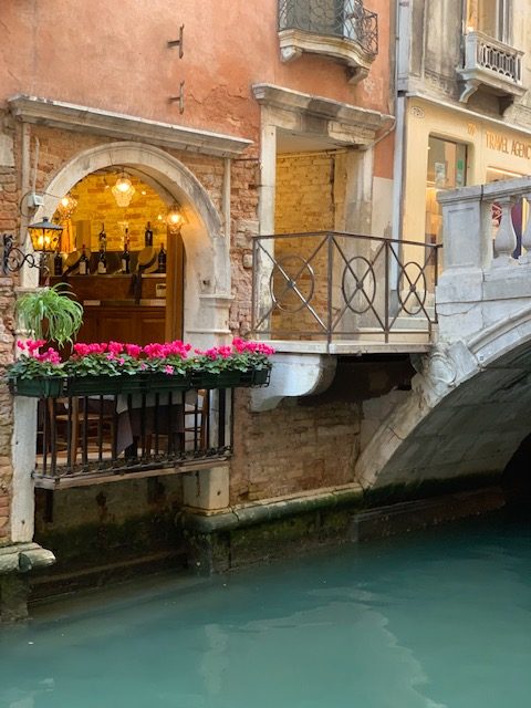 restaurant typique italien avec vue sur le canal