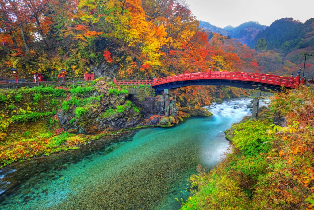 Shinkyo Bridge en automne à Nikko au Japon